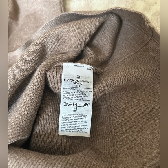 BR Ribbed Off-Shoulder Sweater - Picture 4 of 5